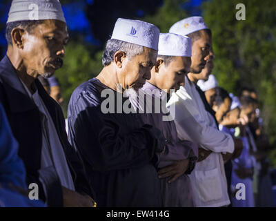 Yaha, Yala, Thailand. 17. Juni 2015. Die Menschen beten, nachdem die Mondsichel gesichtet wurde und Ramadan Yaha, Thailand gegründet. Tausende von Menschen kamen, Yaha Bezirk im Yala Provinz von Thailand für Hilal - die erste Sichtung der Mondsichel, die markiert den offiziellen Beginn des muslimischen Fastenmonats Ramadan. Trotz bewölktem Wetter und zeitweilige Regenschauer war der Mond gesichtet und religiösen Führern erklärt den offiziellen Beginn des Ramadan. © Jack Kurtz/ZUMA Draht/Alamy Live-Nachrichten Stockfoto