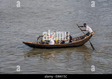 Dhaka, Bangladesch. 17. Juni 2015. 17. Juni 2015 - Dhaka, Bangladesch - Menschen sind am Burigonga-Fluss mit dem Boot überqueren. © Mohammad Ponir Hossain/ZUMA Wire/ZUMAPRESS.com/Alamy Live-Nachrichten Stockfoto