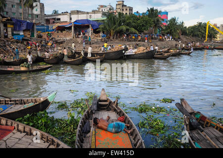 Dhaka, Bangladesch. 17. Juni 2015. 17. Juni 2015 - Dhaka, Bangladesch - A Bootsmann in seinem Boot in Sadarghat schläft. © Mohammad Ponir Hossain/ZUMA Wire/ZUMAPRESS.com/Alamy Live-Nachrichten Stockfoto