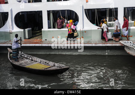 Dhaka, Bangladesch. 17. Juni 2015. 17. Juni 2015 sind - Dhaka, Bangladesch - Passagiere in Eile, in das Schiff im Sadarghat Terminal zu bekommen. Sadarghat ist die lebenswichtige riverine Hafen von Bangladesch, die südlichen Teile von Bangladesch mit der Hauptstadt verbindet. © Mohammad Ponir Hossain/ZUMA Wire/ZUMAPRESS.com/Alamy Live-Nachrichten Stockfoto