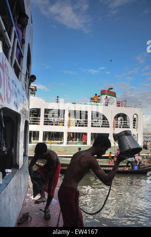 Dhaka, Bangladesch. 17. Juni 2015. 17. Juni 2015 - Dhaka, Bangladesch - Leute haben Bad im Fluss Burigonga. © Mohammad Ponir Hossain/ZUMA Wire/ZUMAPRESS.com/Alamy Live-Nachrichten Stockfoto