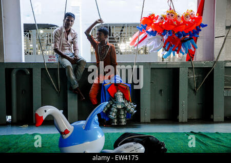 Dhaka, Bangladesch. 17. Juni 2015. 17. Juni 2015 - Dhaka, Bangladesch - Straße Verkäufer Verkauf Spielzeug im Sadarghat Terminal. © Mohammad Ponir Hossain/ZUMA Wire/ZUMAPRESS.com/Alamy Live-Nachrichten Stockfoto