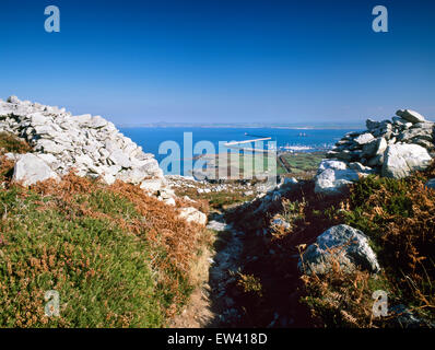 Blick durch den Eingang von Nord-Osten von Caer Y Twr Eisenzeit Burgberg zu Holyhead Wellenbrecher, Anglesey, North Wales, UK Stockfoto