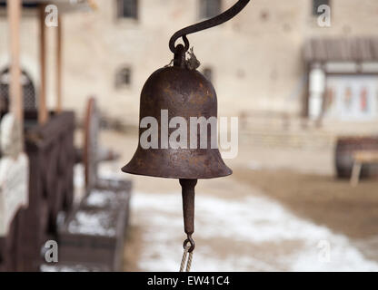 Eine alte Metall Glocke mit dem Seil Stockfoto