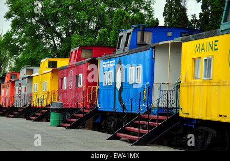 Ronks, Pennsylvania: Vintage Kombüsen aus ehemaligen Eisenbahn des Landes dienen nun als Unterkünfte im Red Caboose Motel Stockfoto