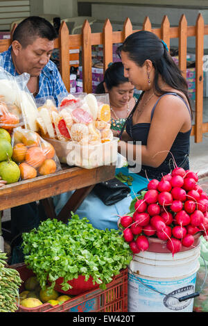 Gemüse und Obst stehen bei Calle 44 in Bundesstaates Valladolid, Yucatán, Mexiko Stockfoto