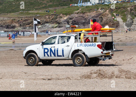 RNLI Rettungsschwimmer post auf Polzeath Strand, Cornwall, UK. Die Rettungsschwimmer sind Surfer in den Wellen beobachten. Stockfoto