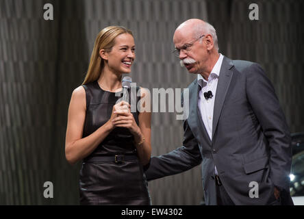 Metzingen, Deutschland. 17. Juni 2015. Vorstandsvorsitzender der Daimler AG, Dieter Zetsche und Tschechische Model Petra Nemcova (l) sprechen Sie während der Präsentation des neuen Fahrzeugtyps Mercedes Benz GLC in Metzingen, Deutschland, 17. Juni 2015. Foto: MARIJAN MURAT/Dpa/Alamy Live News Stockfoto