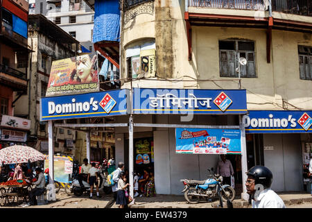 Mumbai Indien, Tardeo, Jehangir Boman Behram Road, Domino's Pizza, Vorderseite, Eingang, Hindi Englisch, Schild, Slum Condominium, Wohn-, Apartment, Apartments, Wohnung Stockfoto