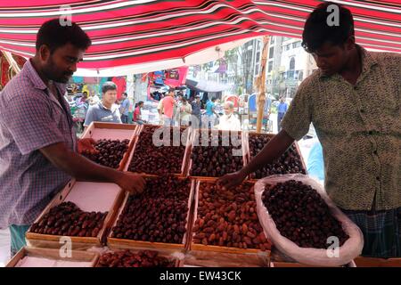 Dhaka, Bangladesch. 17. Juni 2015. Termine Anbieter bereitet seine Shop für im Vorfeld des islamischen heiligen Monats Ramadan in Dhaka. Stockfoto