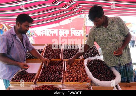 Dhaka, Bangladesch. 17. Juni 2015. Termine Anbieter bereitet seine Shop für im Vorfeld des islamischen heiligen Monats Ramadan in Dhaka. Stockfoto