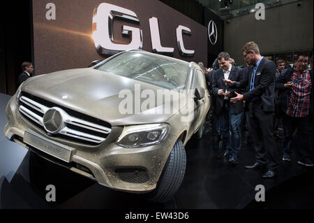 Metzingen, Deutschland. 17. Juni 2015. Journalisten untersuchen die Langlauf Neufahrzeug GLC 350 e 4matic von Mercedes-Benz bei der Präsentation der neuen Fahrzeugtyp Mercedes-Benz GLC in Metzingen, Deutschland, 17. Juni 2015. Foto: MARIJAN MURAT/Dpa/Alamy Live News Stockfoto