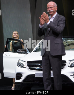 Metzingen, Deutschland. 17. Juni 2015. Dieter Zetsche, Vorstandsvorsitzender der Daimler AG, steht vor dem neuen Fahrzeug Langlauf GLC 350 d 4matic von Mercedes-Benz während Tschechische Model Petra Nemcova das Auto während der Präsentation des neuen Fahrzeugtyps Mercedes Benz GLC in Metzingen, Deutschland, 17. Juni 2015 landet. Foto: MARIJAN MURAT/Dpa/Alamy Live News Stockfoto