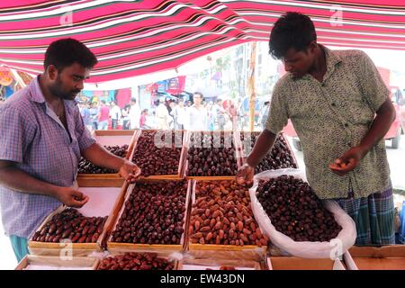 Dhaka, Bangladesch. 17. Juni 2015. Termine Anbieter bereitet seine Shop für im Vorfeld des islamischen heiligen Monats Ramadan in Dhaka. Stockfoto