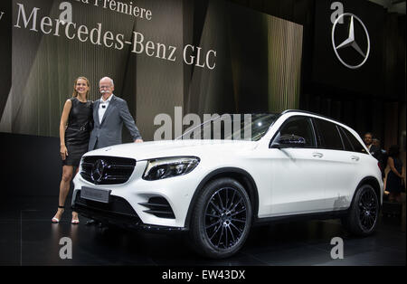 Metzingen, Deutschland. 17. Juni 2015. Die neuen Langlauf GLC 350 d 4matic von Mercedes-Benz bei der Präsentation des neuen Fahrzeugs ersichtlich Fahrzeugtyp Mercedes-Benz GLC in Metzingen, Deutschland, 17. Juni 2015. Foto: MARIJAN MURAT/Dpa/Alamy Live News Stockfoto