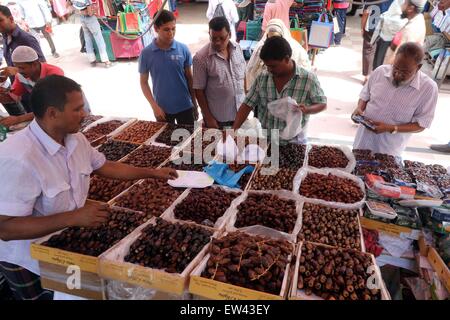 Dhaka, Bangladesch. 17. Juni 2015. Bengalische Muslime kaufen Termine im Vorfeld des islamischen heiligen Monats Ramadan in Dhaka. Stockfoto