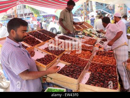 Dhaka, Bangladesch. 17. Juni 2015. Bengalische Muslime kaufen Termine im Vorfeld des islamischen heiligen Monats Ramadan in Dhaka. Stockfoto