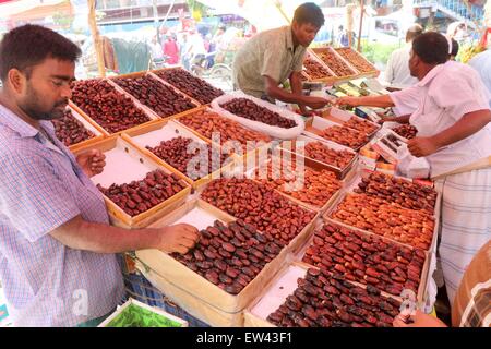 Dhaka, Bangladesch. 17. Juni 2015. Bengalische Muslime kaufen Termine im Vorfeld des islamischen heiligen Monats Ramadan in Dhaka. Stockfoto