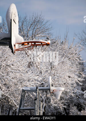 Schneebedeckte Basketballkorb Stockfoto