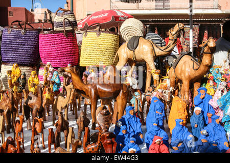 Hölzerne Kamele und Tuareg Souvenirs an dieser touristischen stall bei La Criee Berbere, Teppich-Bereich in den Souk in Marrakesch, Marokko, Af Stockfoto