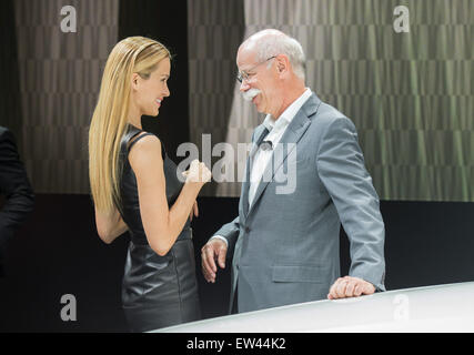 Metzingen, Deutschland. 17. Juni 2015. Vorstandsvorsitzender der Daimler AG, Dieter Zetsche und Tschechische Model Petra Nemcova (l) sprechen Sie während der Präsentation des neuen Fahrzeugtyps Mercedes Benz GLC in Metzingen, Deutschland, 17. Juni 2015. Foto: Wolfram Kastl/Dpa/Alamy Live-Nachrichten Stockfoto