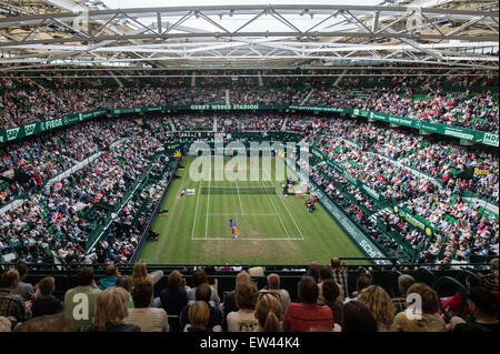 Halle, Deutschland. 17. Juni 2015. Roger Federer aus der Schweiz (L) und Ernests Gulbis Lettland auf dem Platz in der Runde der 16 Match auf der ATP-Tennisturnier in Halle, Deutschland, 17. Juni 2015 ersichtlich. Foto: MAJA HITIJ/Dpa/Alamy Live News Stockfoto