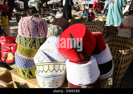 Hüte und Fes Souvenirs an dieser touristischen stall bei La Criee Berbere, Teppich-Bereich in den Souk Marrakesch, Marokko, Afrika. Stockfoto