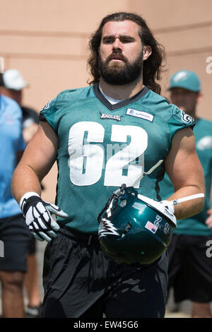 Philadelphia, Pennsylvania, USA. 17. Juni 2015. Philadelphia Eagles Center Jason Kelce (62) blickt auf während Minicamp im NovaCare Komplex in Philadelphia, Pennsylvania. Christopher Szagola/CSM/Alamy Live-Nachrichten Stockfoto