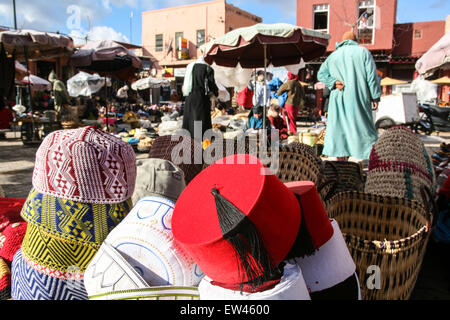 Touristen, Touristen, Kauf, Souvenirs, Mitbringsel, geschenk, geschenke, das ist, und Fes Souvenirs in diesem touristischen Stand beim La Criee Berbere, Marrakesch, Marokko, Afrika, Stockfoto