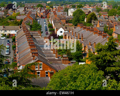 Blick über die Dächer in Richtung traditionelle Reihenhäuser in Loughborough, eine Stadt in Charnwood Borough Leicestershire England UK Stockfoto