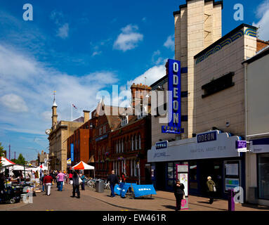 Odeon-Kino im Zentrum der Stadt am Loughborough in Charnwood Borough Leicestershire East Midlands England UK mit Rathaus jenseits Stockfoto