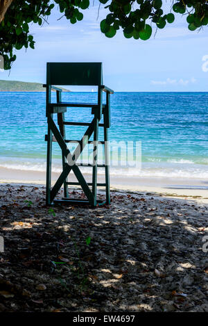 Ein leere Rettungsschwimmer Stuhl sitzt im Schatten eines Baumes, Blick auf das Karibische Meer am östlichen Ende von St. Croix, amerikanische VI. Stockfoto