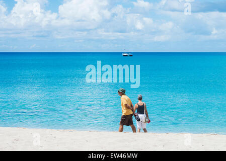 Ältere Mann und Frau Fuß den schönen Strand auf St. Croix, Amerikanische Jungferninseln. Stockfoto