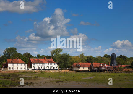 Malerische Aussicht auf die Royal Oak und Langstone Mill bei Ebbe Stockfoto