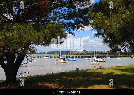 Malerische Bild Postkartenblick auf Yachten im Langstone Harbour mit den Resten der Hayling Billy Brücke Stockfoto