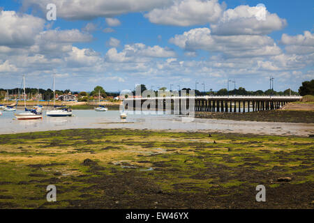 Fernsicht auf die Langstone Brücke bei Ebbe mit Ankern Yachten Stockfoto