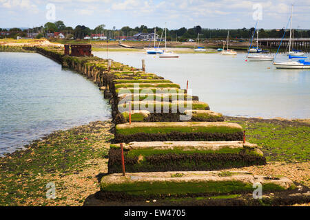 Bleibt der stützen auf der alten Eisenbahnstrecke Hayling Billy über Langstone Harbour Stockfoto