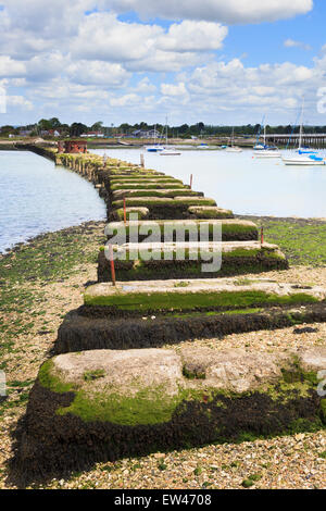 Bleibt der stützen auf der alten Eisenbahnstrecke Hayling Billy über Langstone Harbour Stockfoto