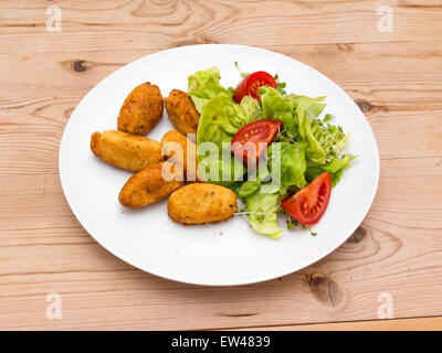 Kabeljau Kroketten klassischen portugiesischen oder brasilianischen Gericht mit Salat serviert. Stockfoto