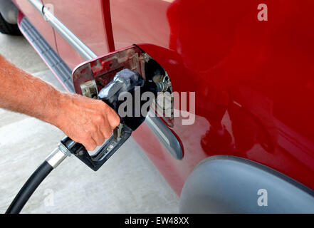 Menschenhand Benzin Pumpen Stockfoto