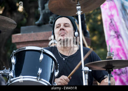 Schlagzeuger. der Schlagzeuger spielt im Freien. Close-up Stockfoto