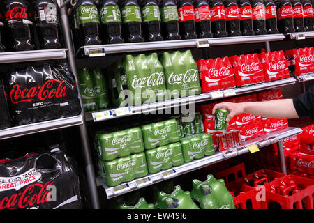 Belgien - Mai 2015: Coca Cola Leben, ein alkoholfreies Getränk mit Stevia und Zucker als Süßungsmittel in grünen Paket produziert. Stockfoto