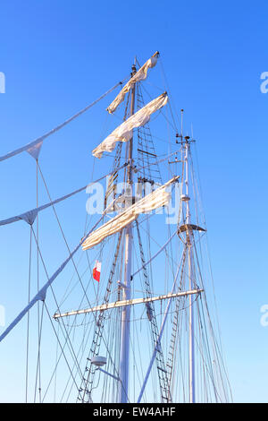 Groß Segel Schiff Mast vor einem strahlend blauen Himmel. Stockfoto