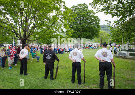 Veteranen und Dorfbewohner beobachten Memorial Day Zeremonie in Townshend Vermont Stockfoto