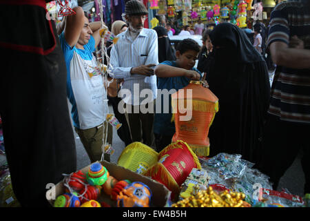 Khan Yunis, Palästina. 17. Juni 2015. Palästinenser-Shop in einem Markt voraus anlässlich des muslimischen Fastenmonats Ramadan in Rafah im südlichen Gazastreifen. © Ibrahim Khatib/Pacific Press/Alamy Live-Nachrichten Stockfoto