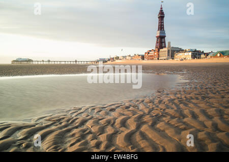 Blackpool, Lancashire, UK. 17. Juni 2015. Einem sehr regnerischen Tag, aber das Wetter macht frei für ein bisschen spät Sommersonnenschein an der Küste von Lancashire Credit: Gary Telford/Alamy live-Nachrichten Stockfoto