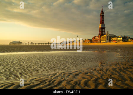 Blackpool, Lancashire, UK. 17. Juni 2015. Einem sehr regnerischen Tag, aber das Wetter macht frei für ein bisschen spät Sommersonnenschein an der Küste von Lancashire Credit: Gary Telford/Alamy live-Nachrichten Stockfoto