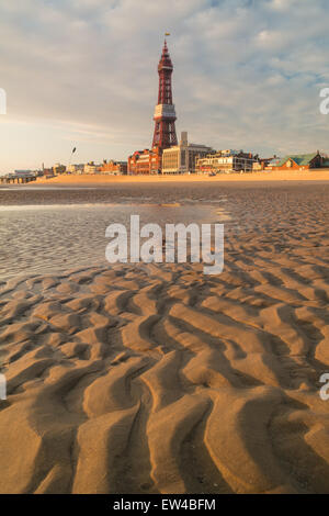 Blackpool, Lancashire, UK. 17. Juni 2015. Einem sehr regnerischen Tag, aber das Wetter macht frei für ein bisschen spät Sommersonnenschein an der Küste von Lancashire Credit: Gary Telford/Alamy live-Nachrichten Stockfoto