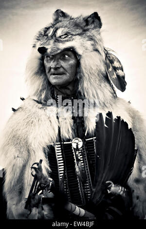 Porträt eines indianischen Mannes mit einem Kojoten Kopfschmuck bei einem Powwow in Post Herbst Idaho. Stockfoto