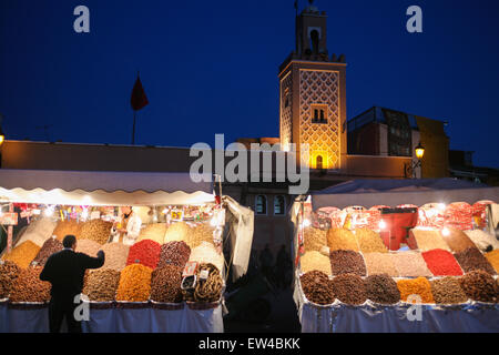 Früchte und Nüsse für Verkauf an dieser Straße auf, Djemaa, Djamaa El Fna, mit Moschee im Hintergrund, der Hauptplatz in Marrakesch, Moro Stockfoto